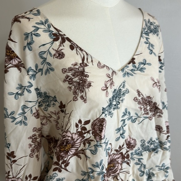 SALTWATER LUXE LA Top Blouse 3/4 Sleeves Cream Blue Floral size Large L Gathered - Picture 2 of 7